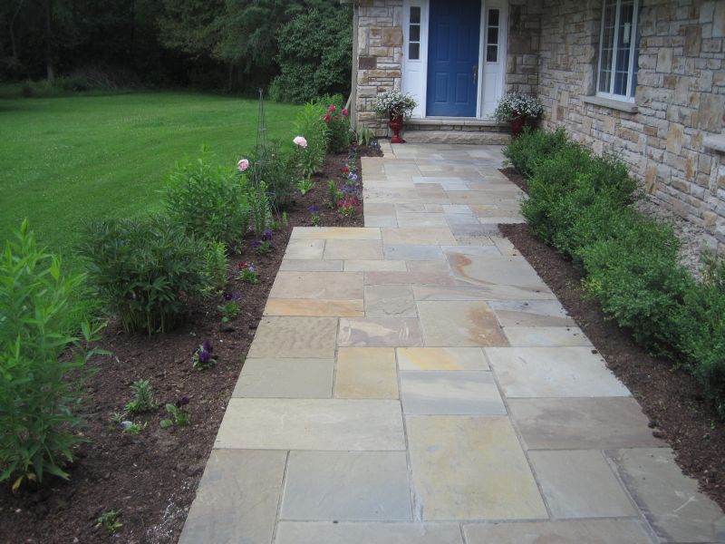 Square-cut flagstone garden walkway by Kiwi Landscapes 