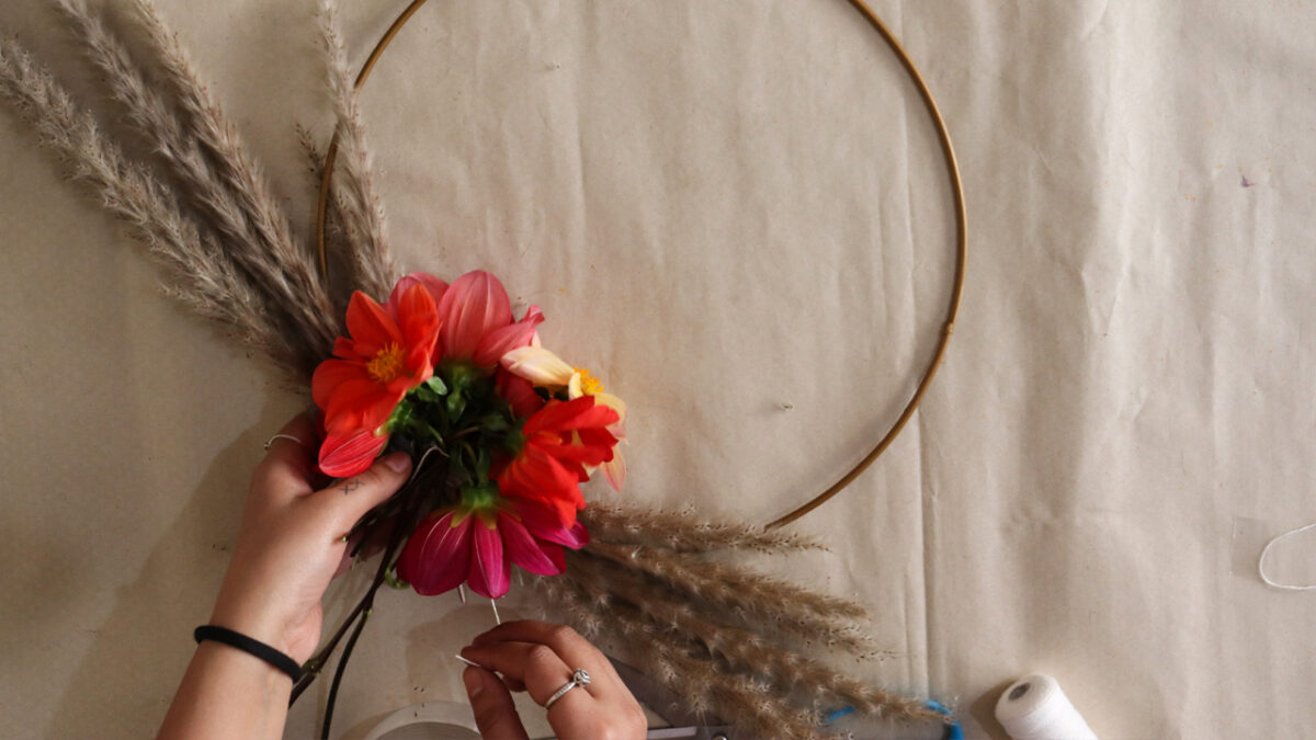 Make DIY Wire Frame Wreath in Two Minutes
