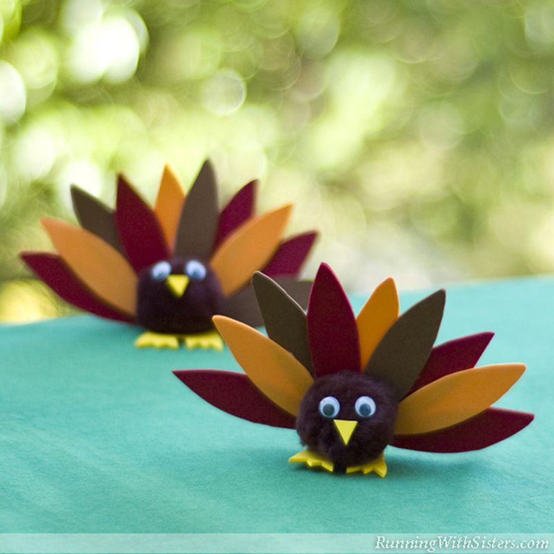 pom-pom and felt turkey decorations for Thanksgiving 