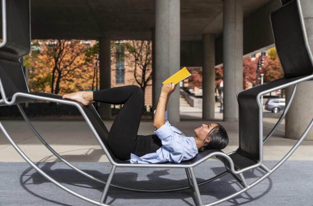 different sitting positions of the loop chair  