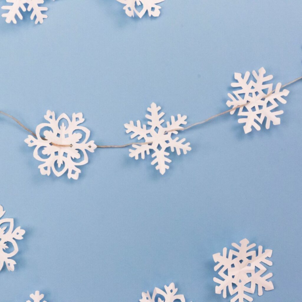 DIY Snowflake Garland from Paper for Christmas 