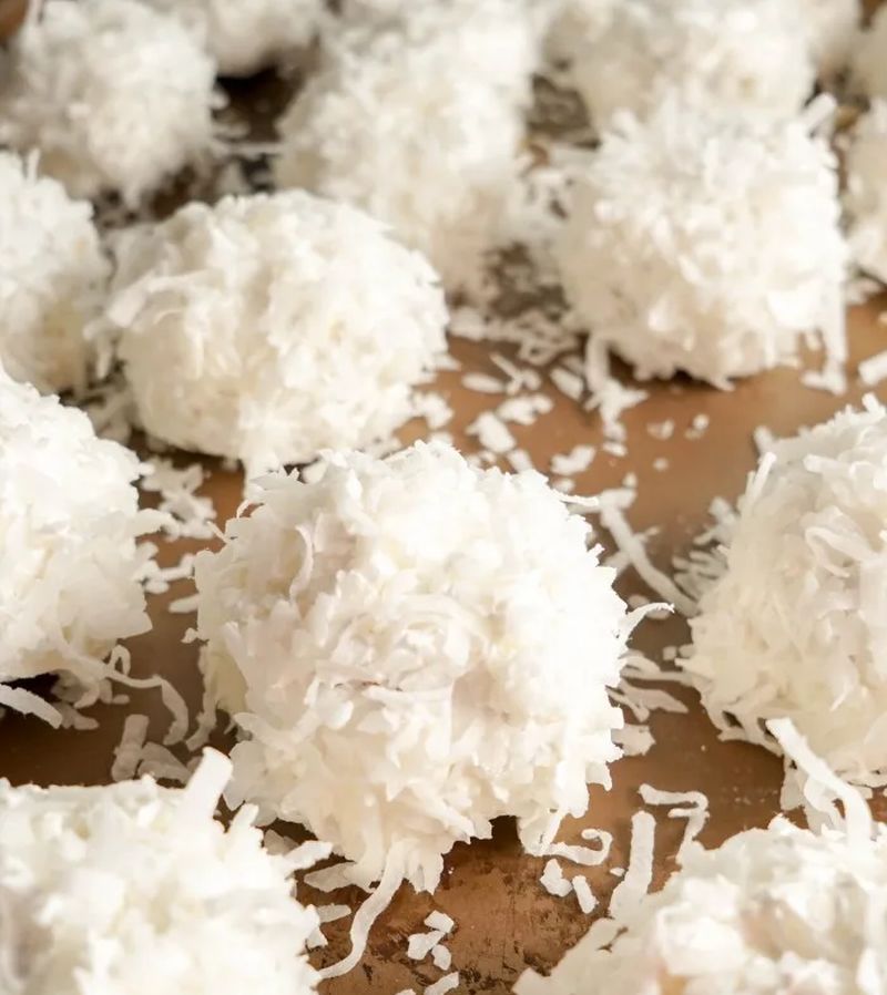 Easy No-Bake Snowball Cookies for Christmas 