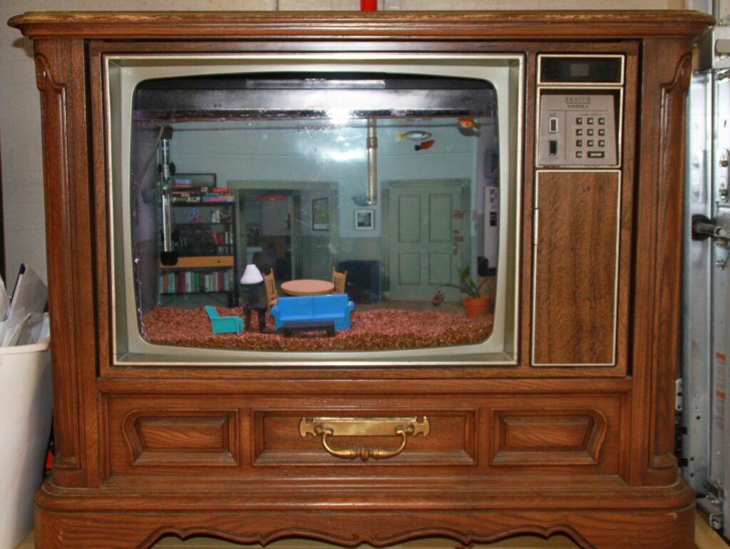 Matt Davidson has transformed an old TV set into a Seinfeld-themed fish tank