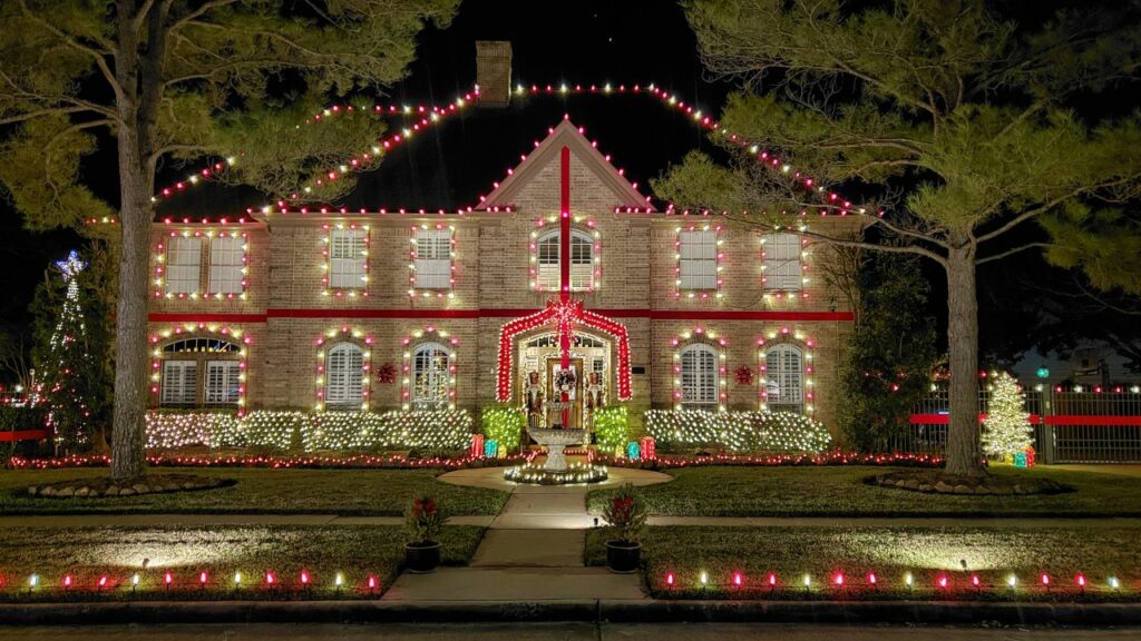 Red and green lights on house 