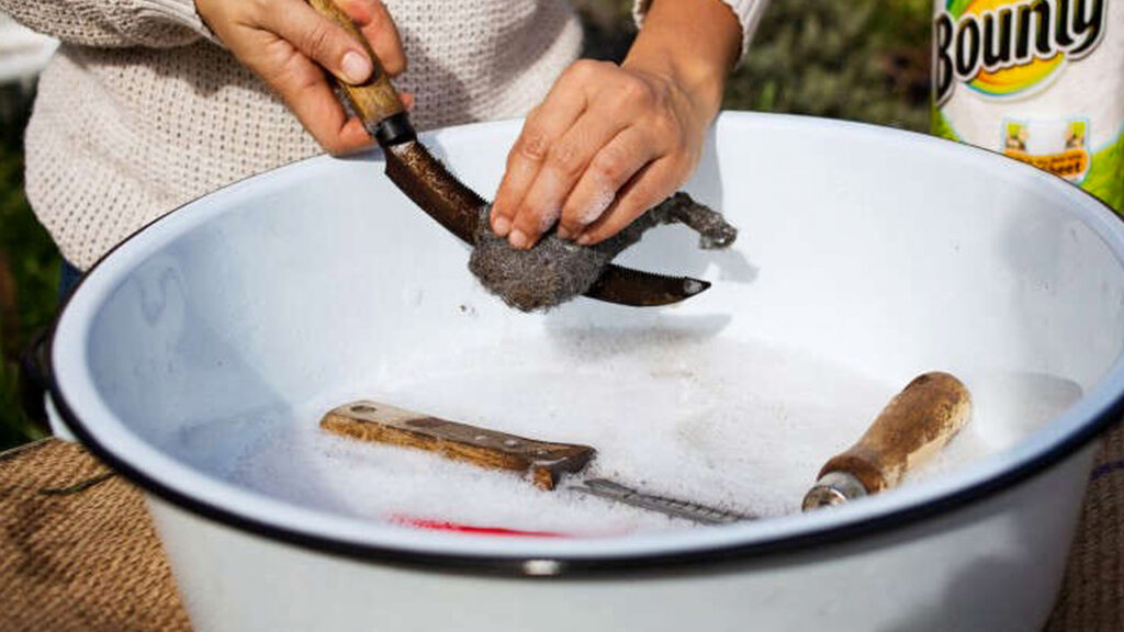 How-to-clean-garden-tools