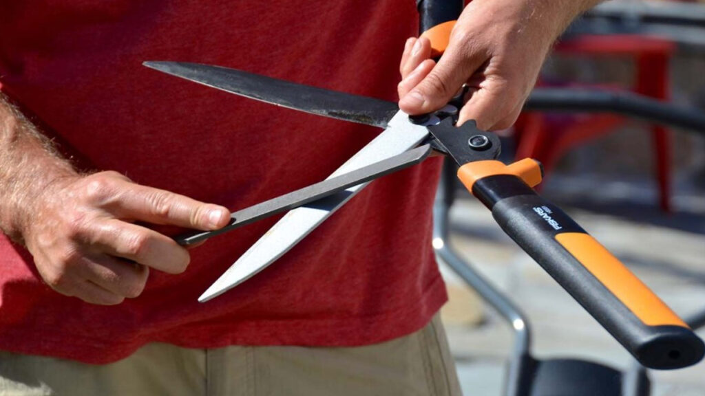 How-to-keep-garden-tools-sharp