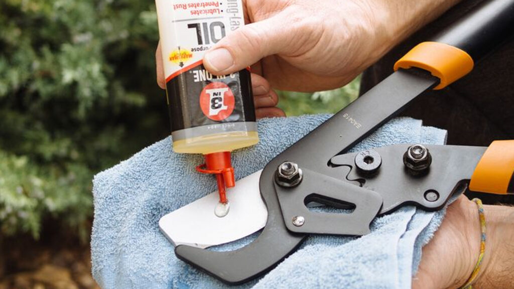 How-to-oil-garden-tools