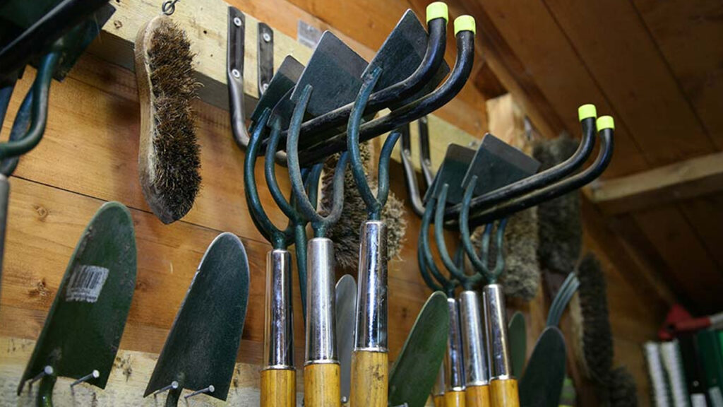 How-to-store-garden-tools