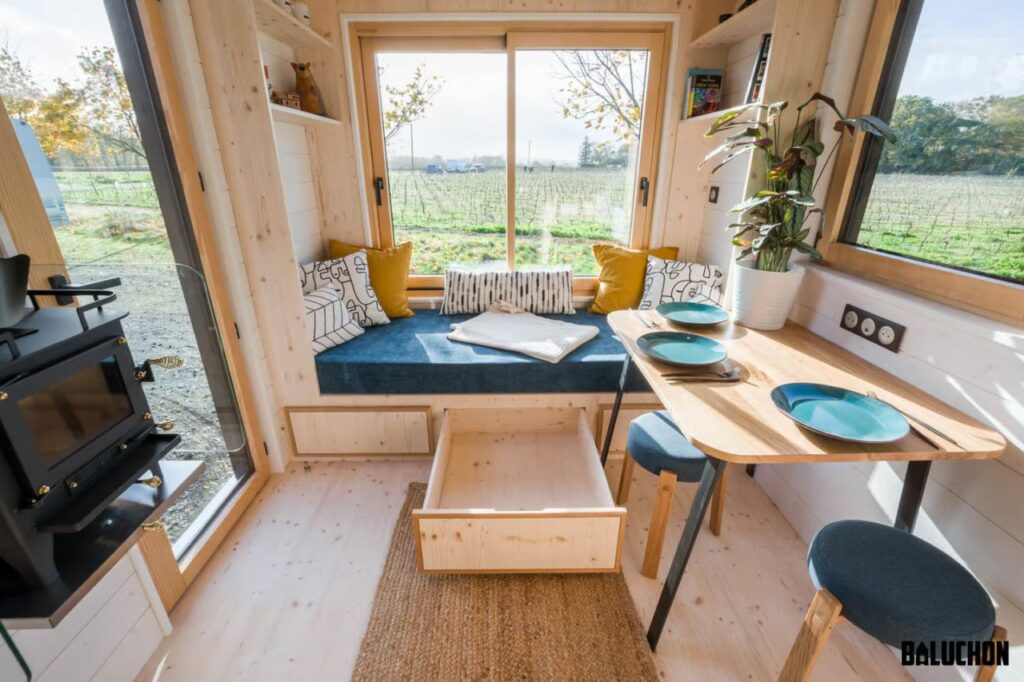 Raev tiny house living room and dining by Baluchon