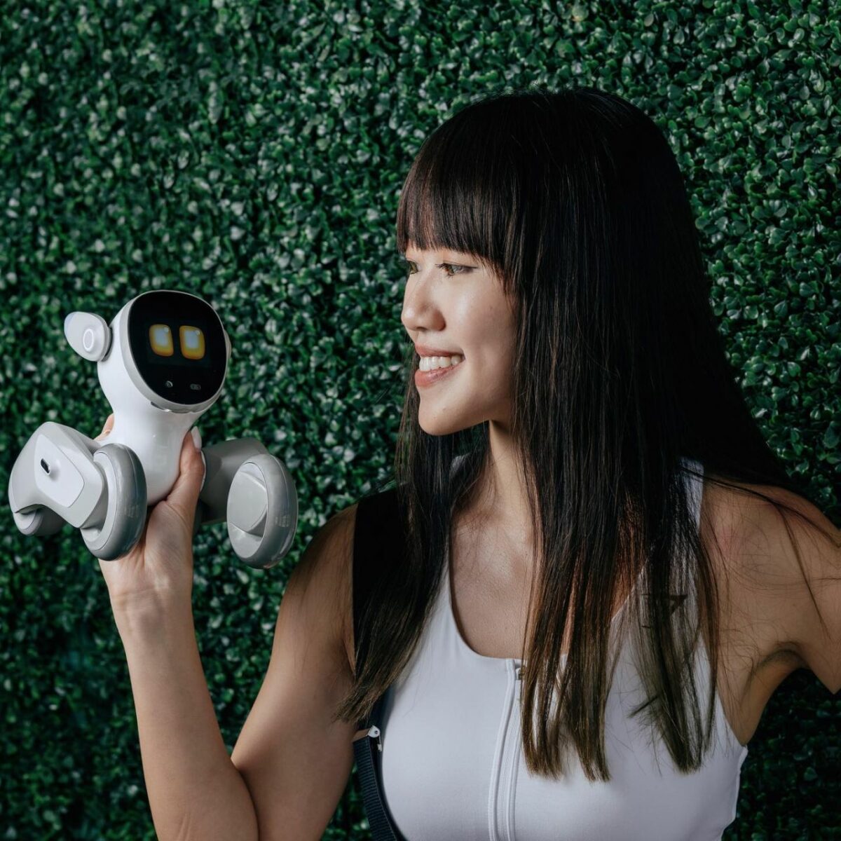 Loona is Smart Robotic Companion for Those Allergic to Pets