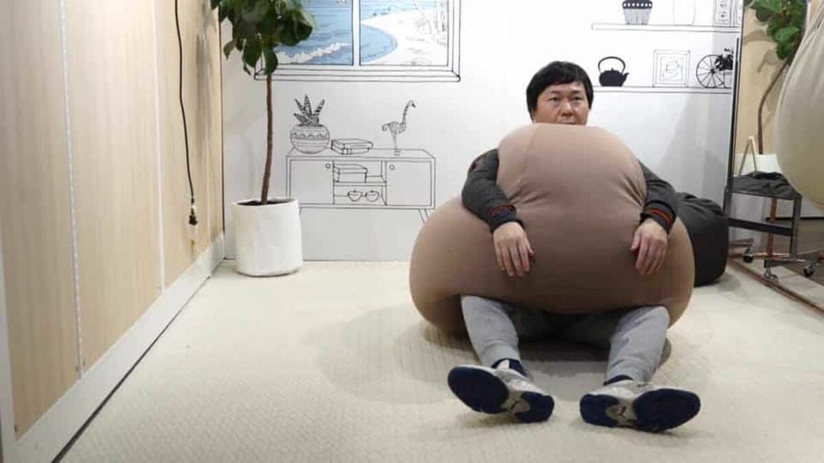 Japanese Wearable Beanbag Pillow Offers Cushioned Comfort