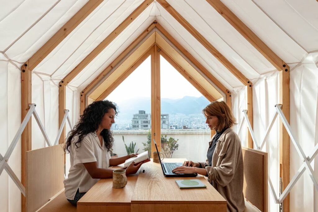 Iwi micro cabin by Juan Ruiz and Amelia Tapia in Ecuador