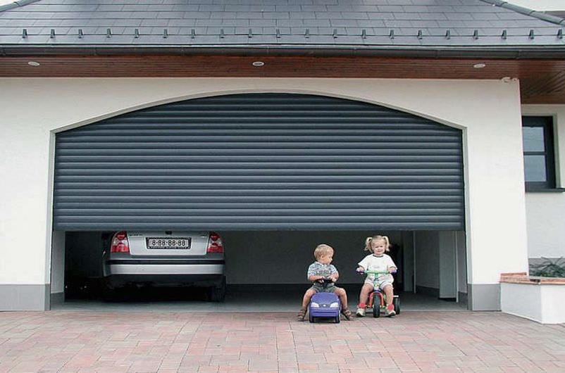 Roll-up garage door