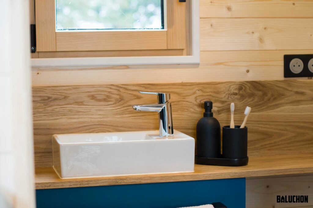 Baluchon tiny house bathroom