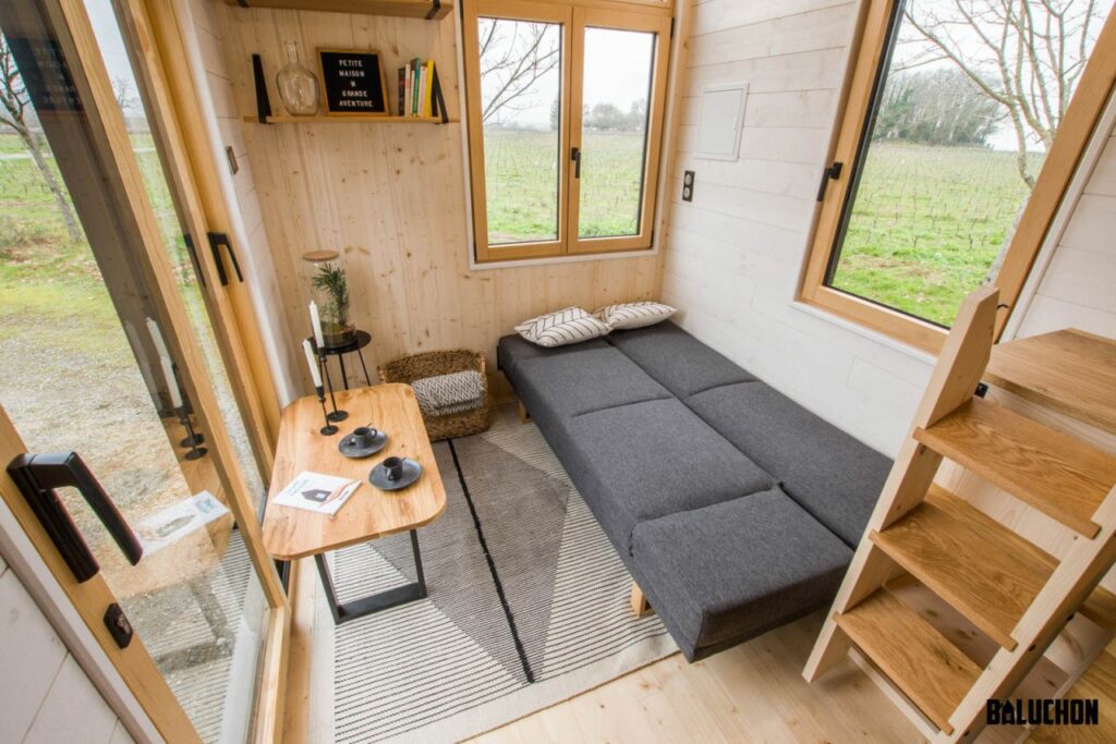 Kejadenn Tiny House living room by Baluchon