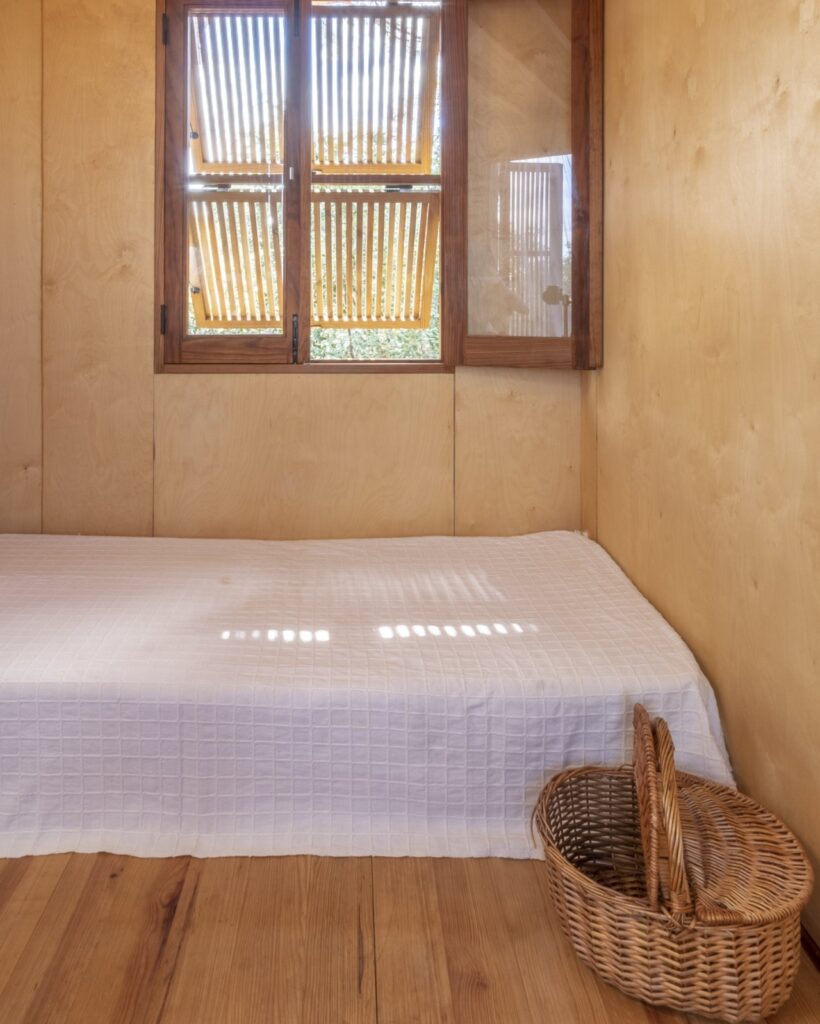 Columba Treehouse - Main Floor bedroom