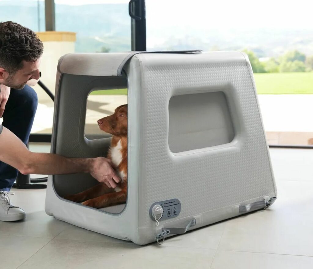 Enventur is inflatable travel dog kennel.