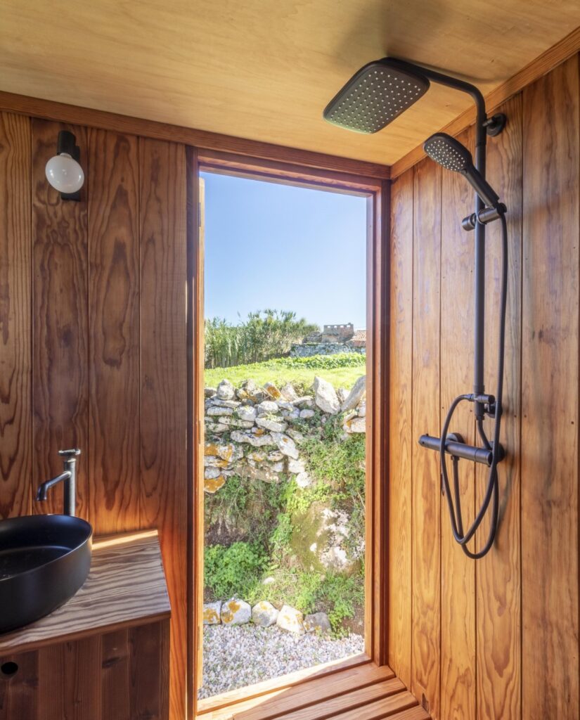 Vigia Tiny House - Bathroom's back door