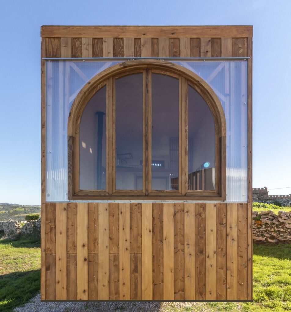 Vigia Tiny House- arched window