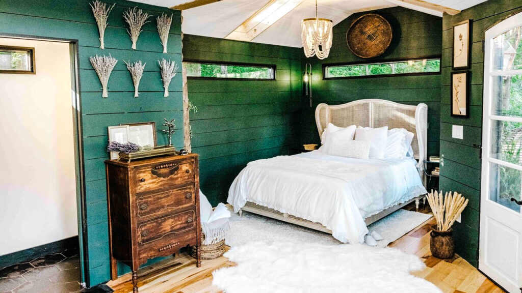 Cozy-Bedroom-of-Carolina-Treehouse