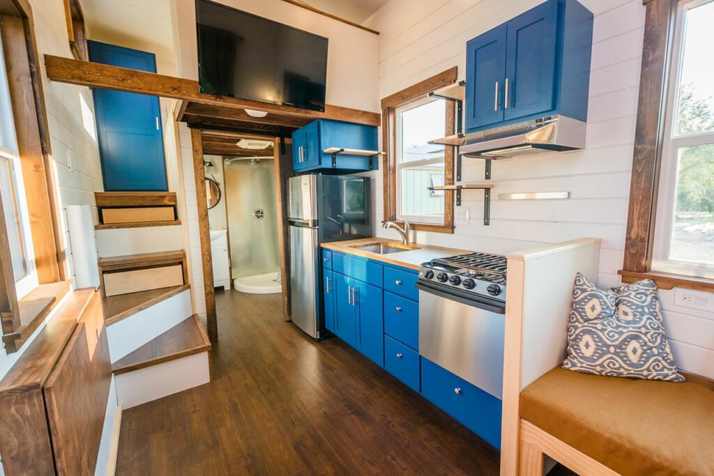 https://cdn.homecrux.com/wp-content/uploads/2023/05/Julias-Tiny-Home-by-MitchCraft-Tiny-Homes_6-1024x683.jpg