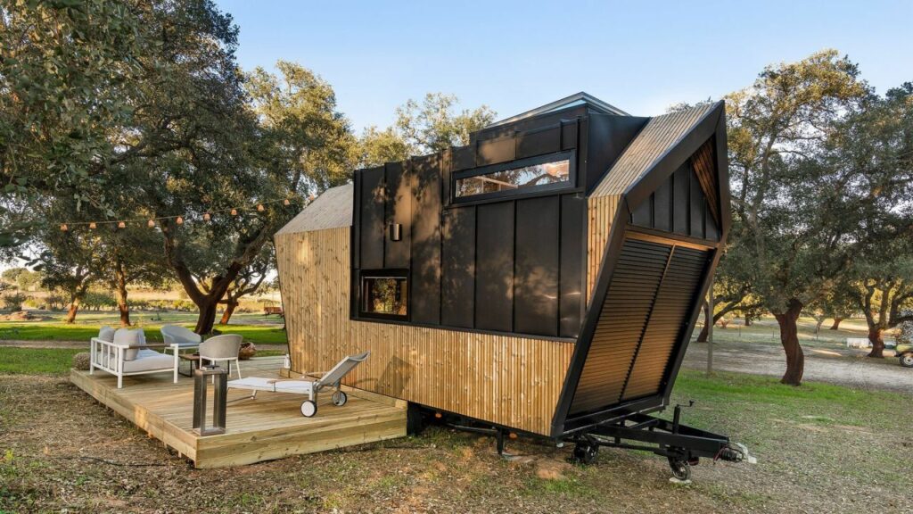 Tiny House Ericeira is a beautiful home on wheels