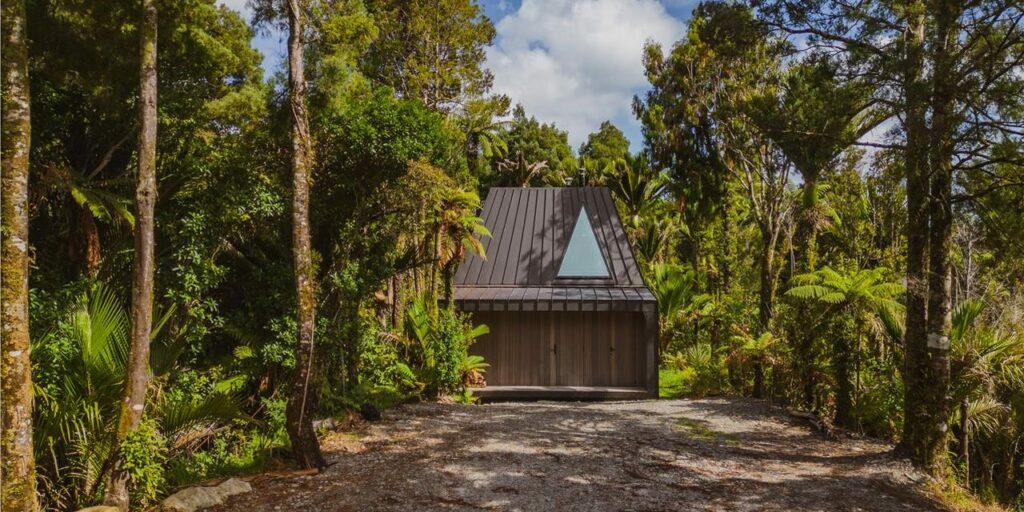 BIV-Punakaiki-Cabin-entrance porch