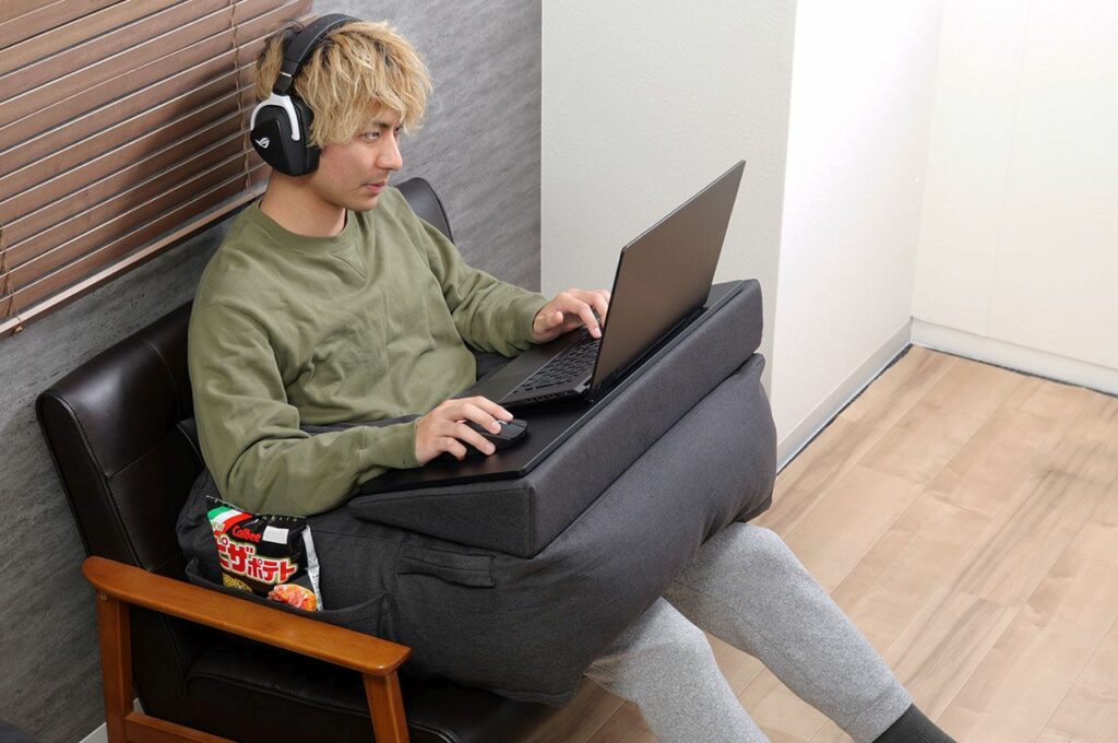 Bauhutte's Knee Cushion Lets You Build a Gaming Zone Anywhere