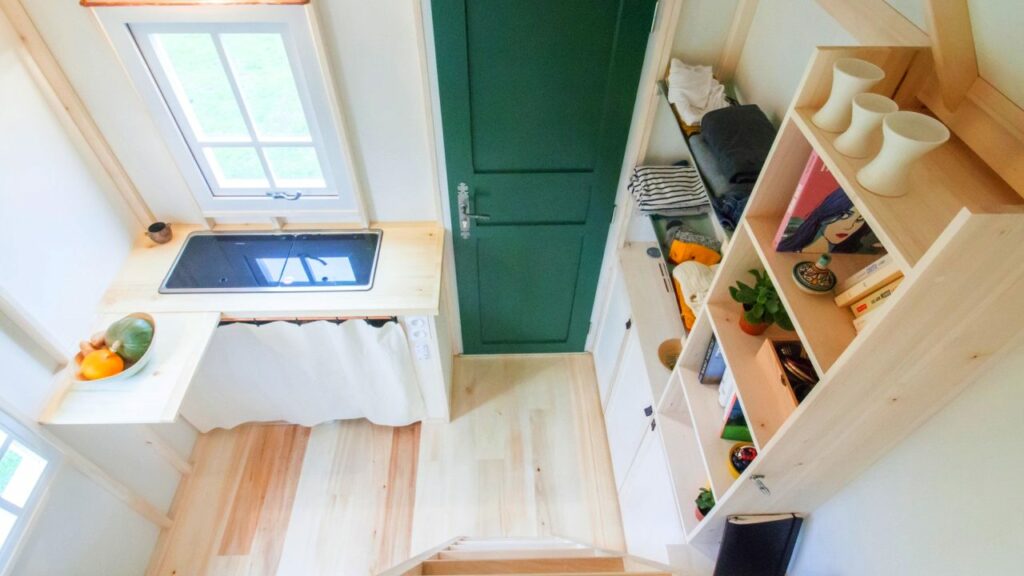 Cahute Tiny house-Kitchen and shelving