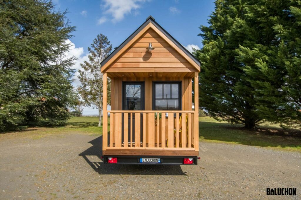 Miss Twain tiny house by Baluchon with chestnut balustrade