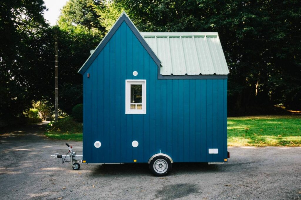 The-Cahute-Tiny-House-on-wheels-Blue