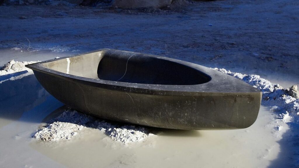 Boat-shaped stone bathtub 