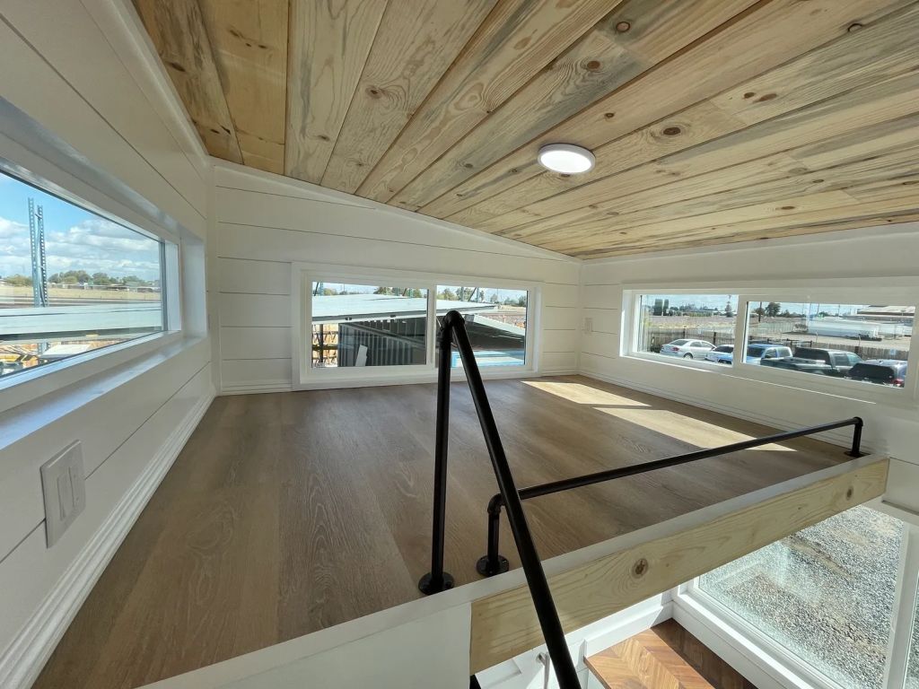 Bedroom of Bay Cottage Tiny House on wheels