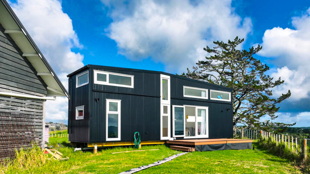 Designer-Builds-Amazing-Tiny-House-to-Battle-High-Rents