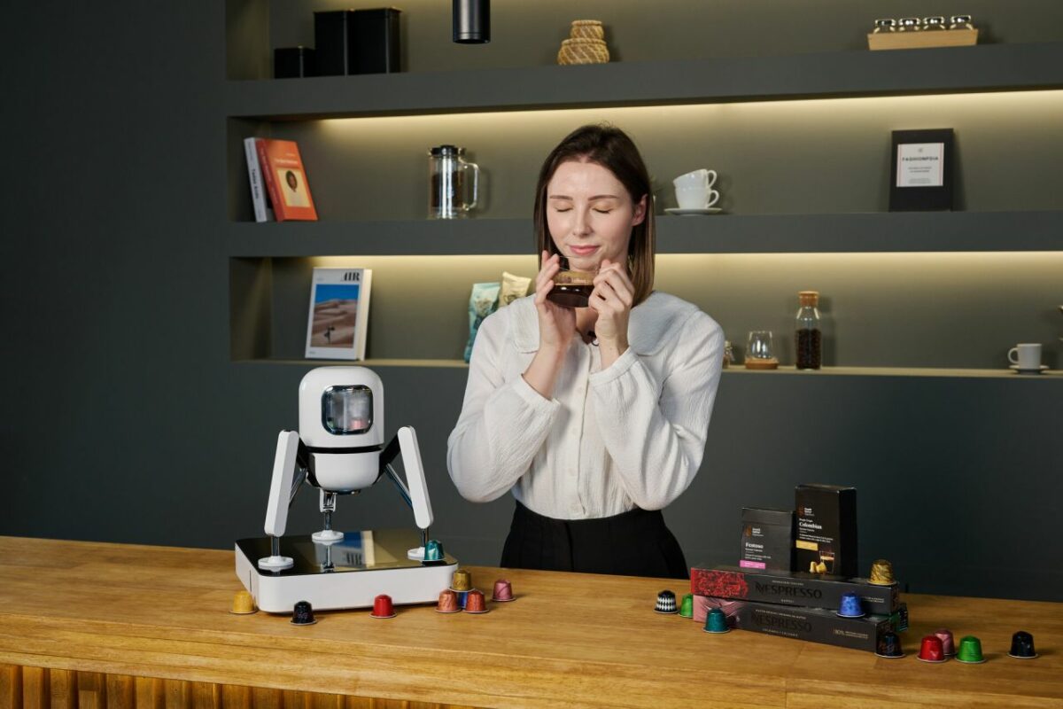 LG Coffee Machine Extracts Two Coffee Capsules Simultaneously