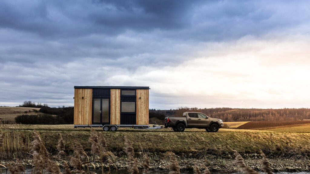 Neo-Tiny-House-on-the-road