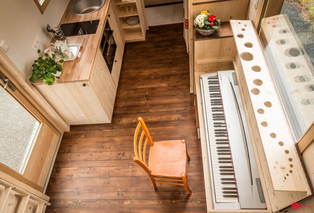 The-Stéphanie-tiny-house-Hidden piano under the table-1