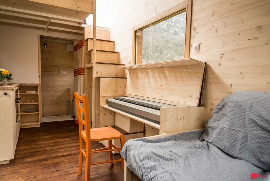 The-Stéphanie-tiny-house-Hidden piano under the table