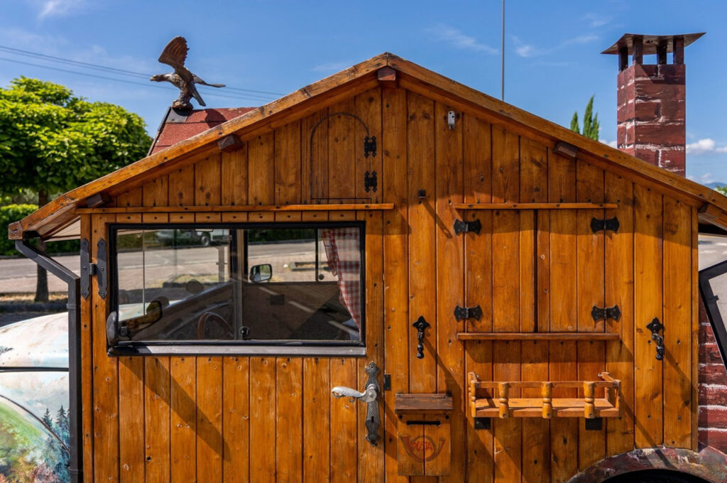 Volkswagen 1302 Beetle Holzhaus - House on Wheels