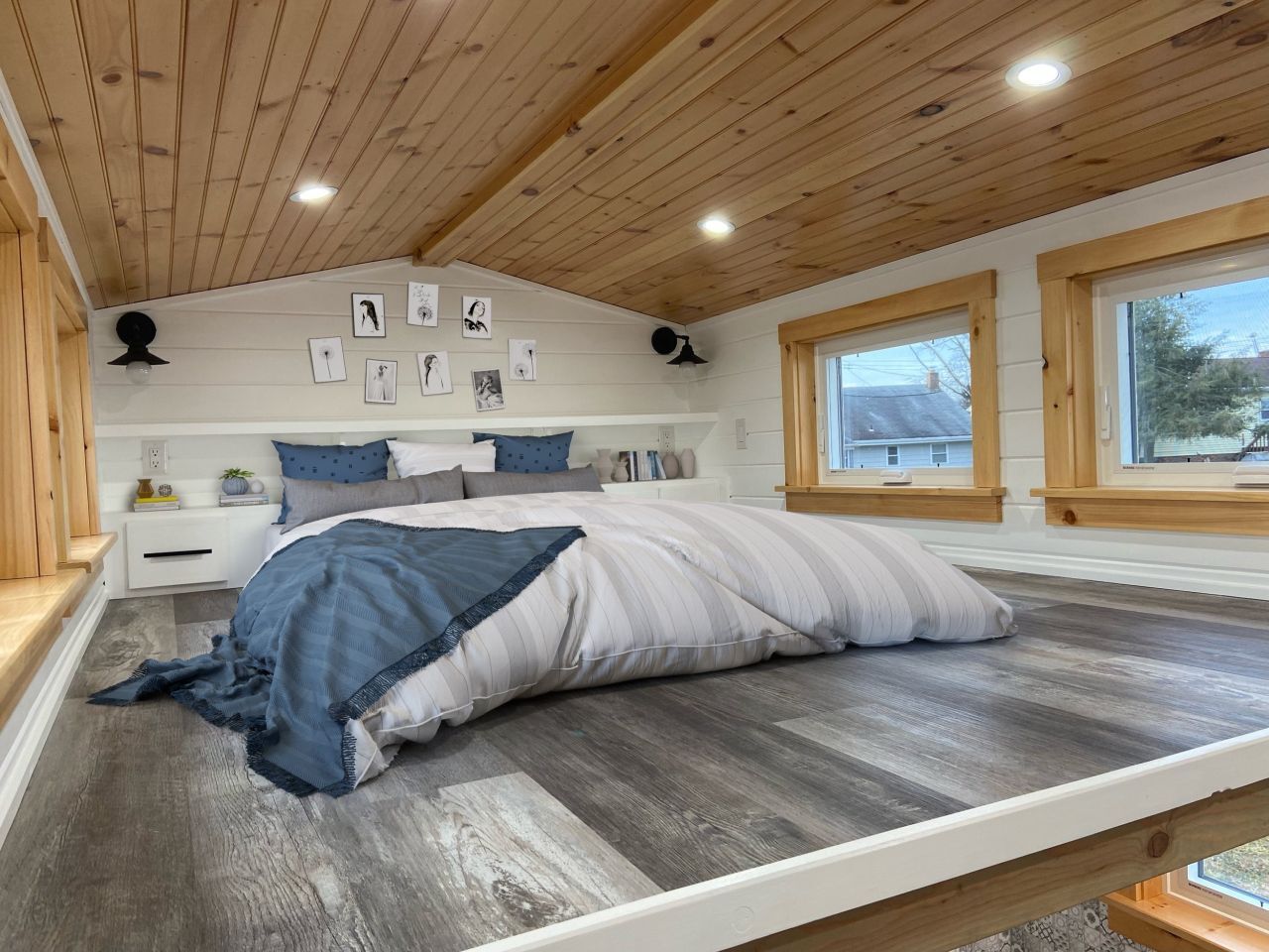 Cozy Cottage- loft bedroom