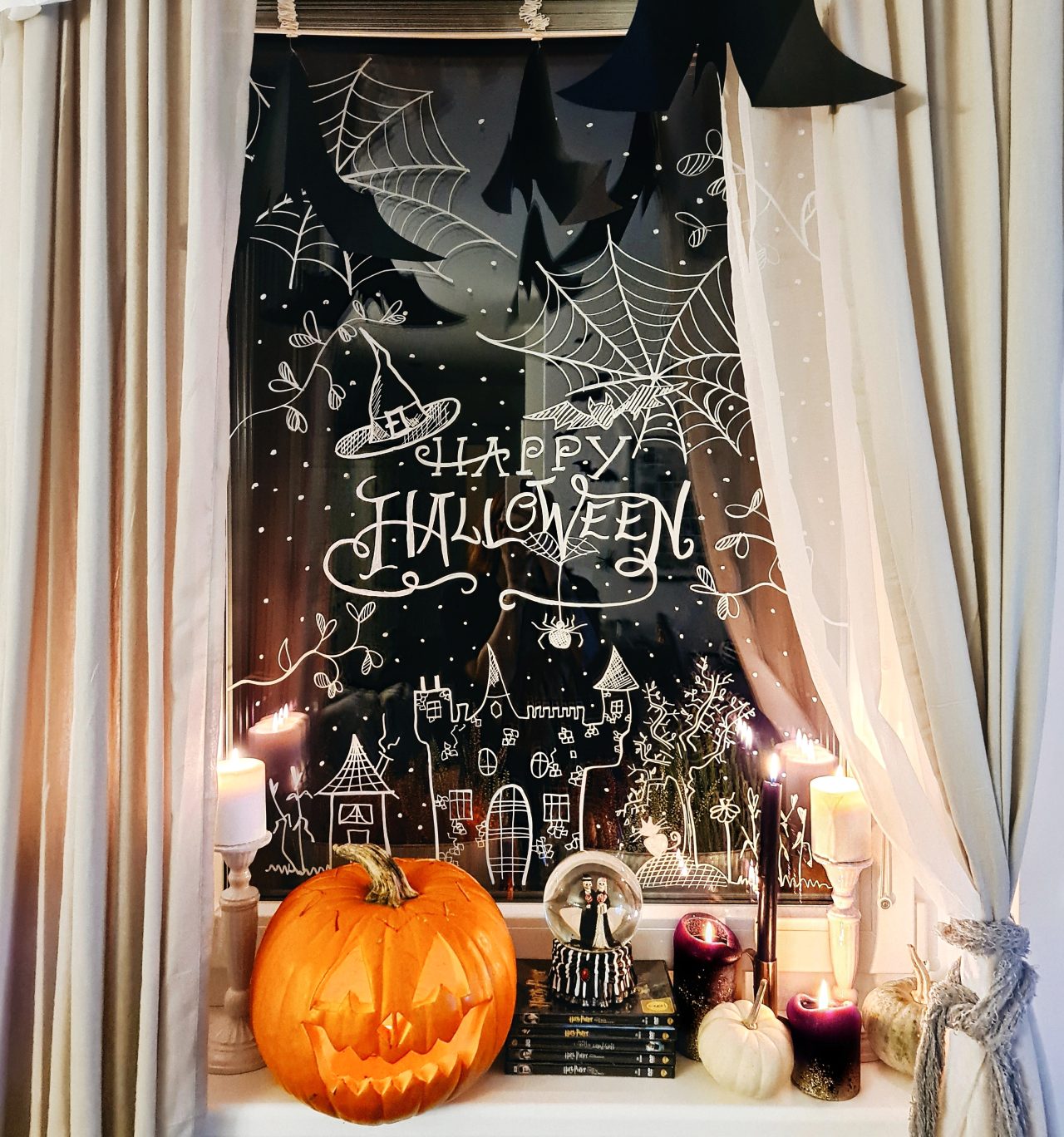 Halloween window decoration ideas - Do some chalk art