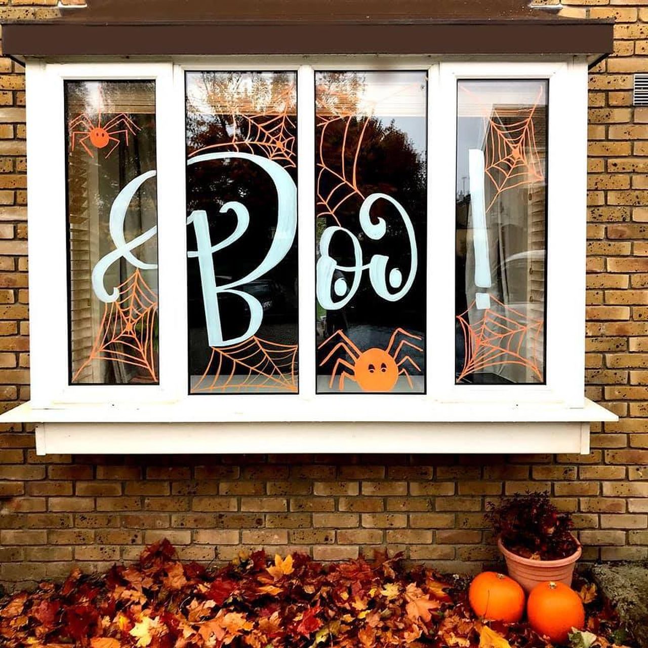 Halloween window decoration ideas - Simple letters to scare trick or treaters