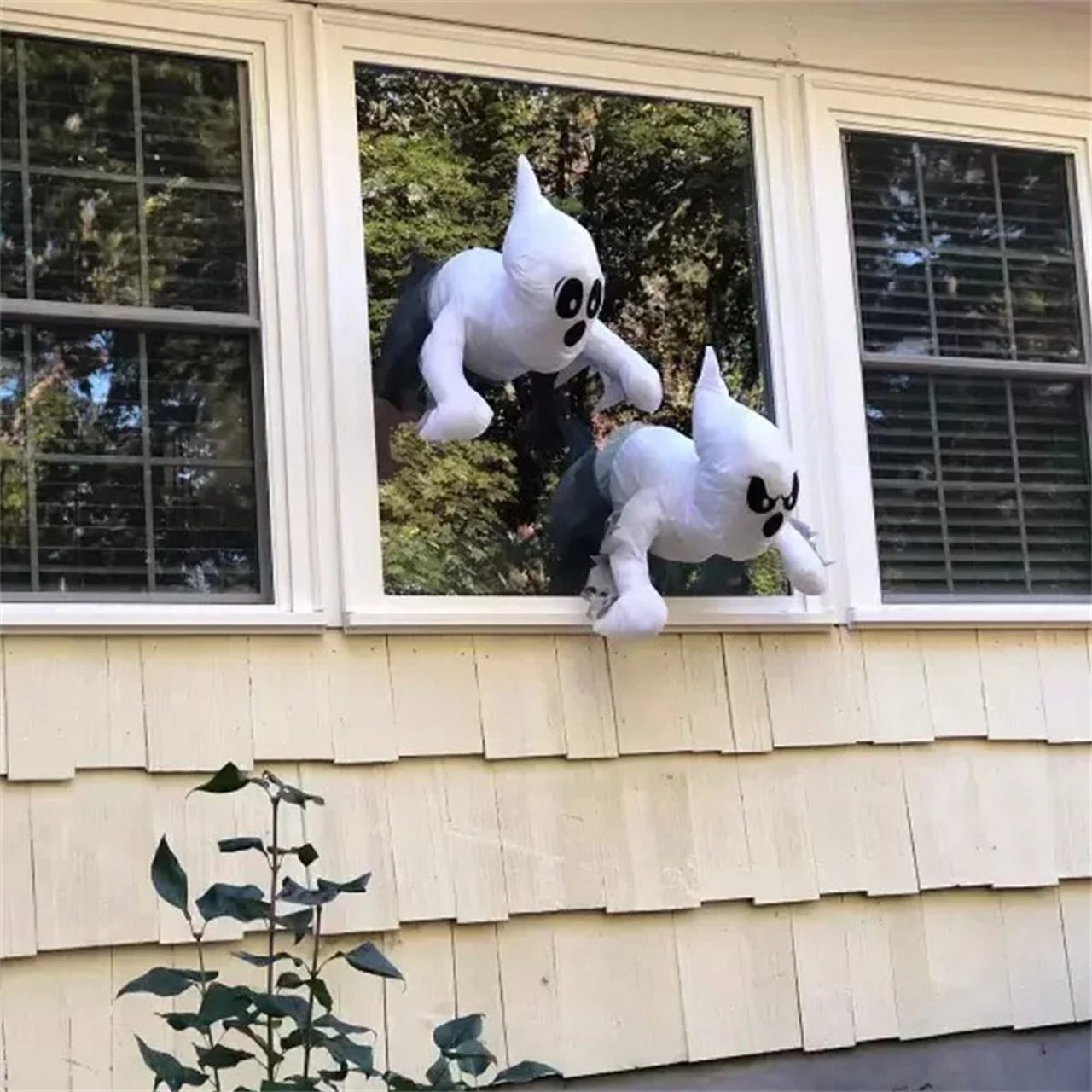 Halloween window decoration ideas - Window Bumping Ghost