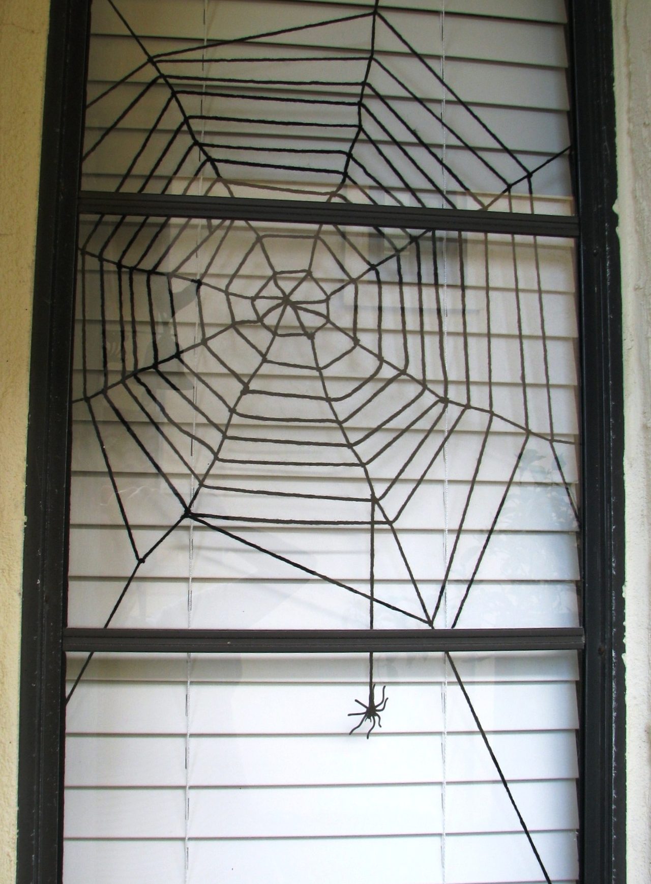 Halloween window decoration ideas - Yarn spiderweb