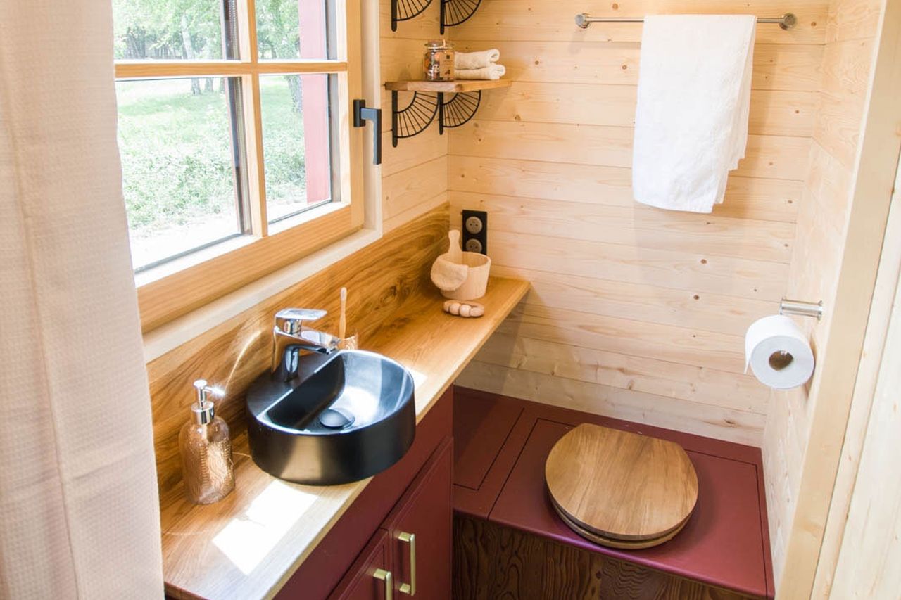 La Sorciere Tiny House toilet