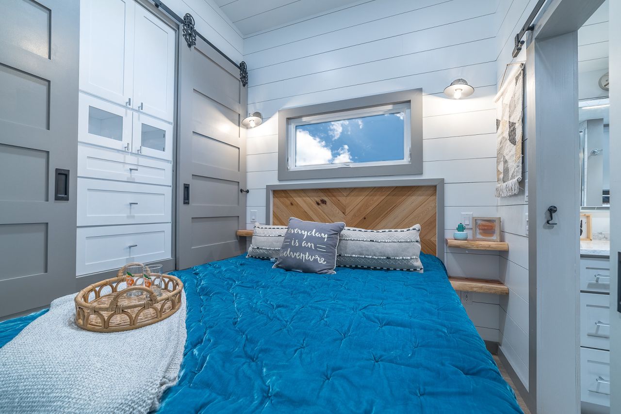 Lee tiny house on wheels bedroom