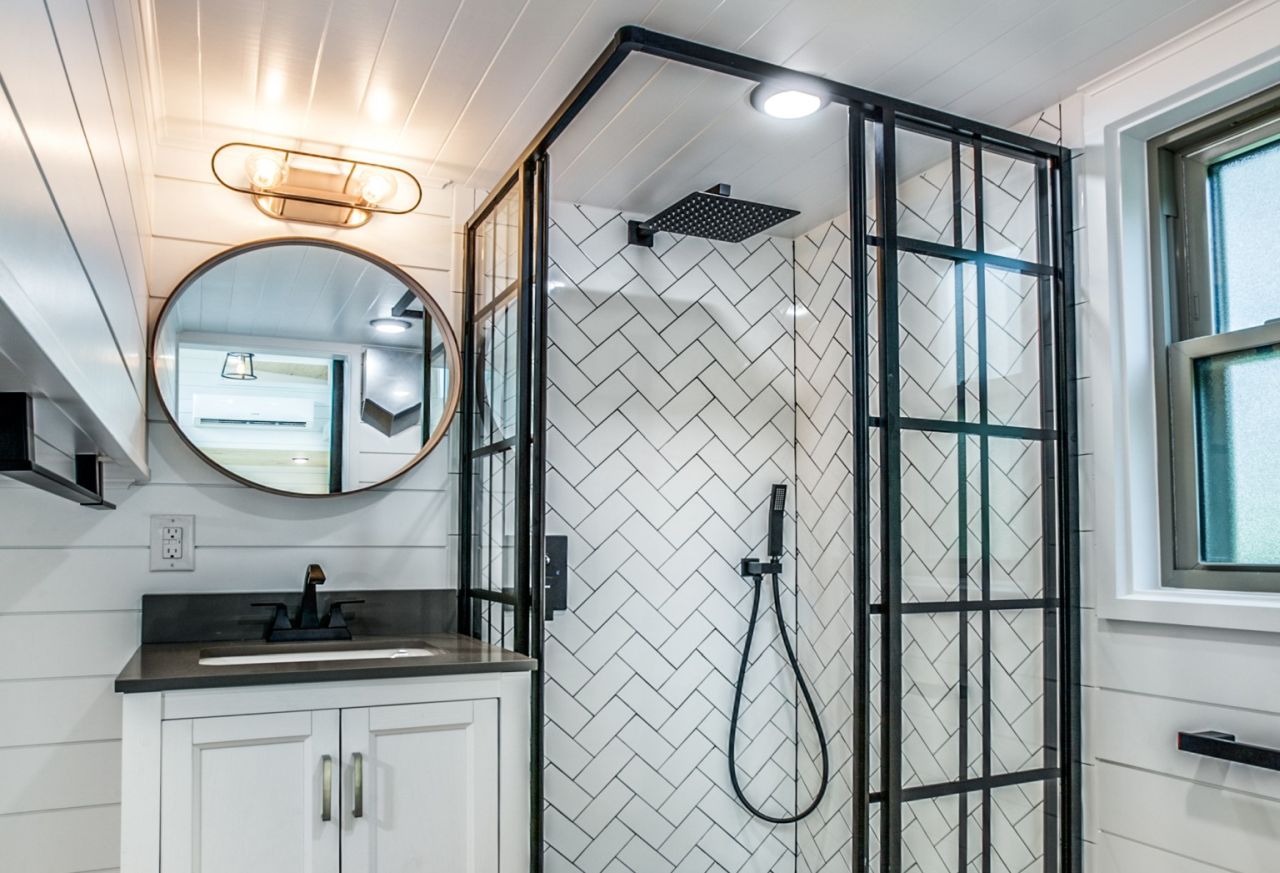 Luwan tiny house bathroom