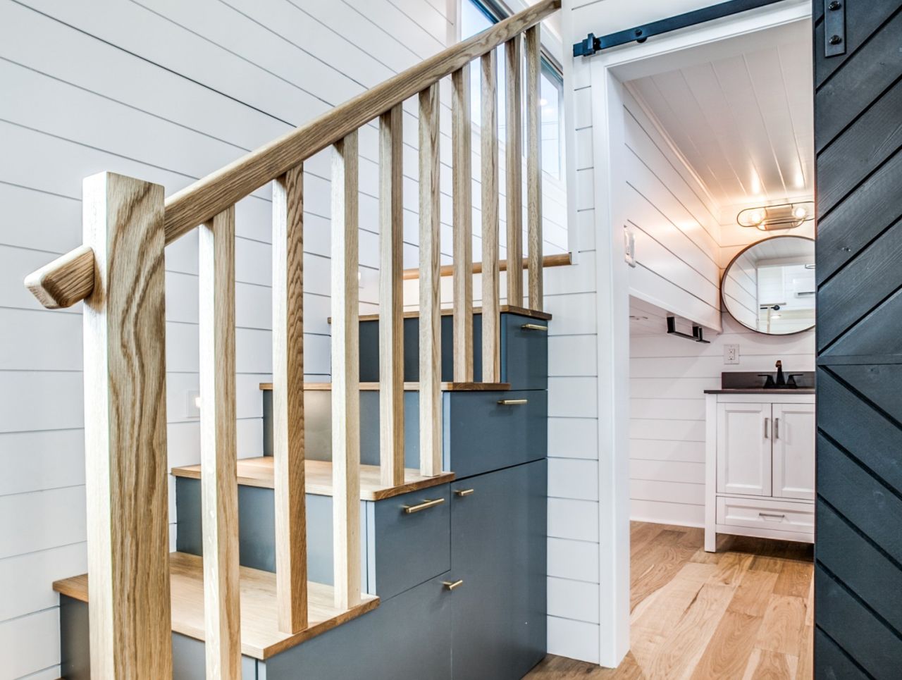 Luwan tiny house staircase