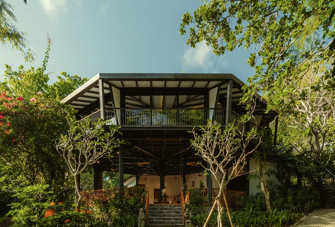 Octagon-Treehouse-Restaurant-Exterior