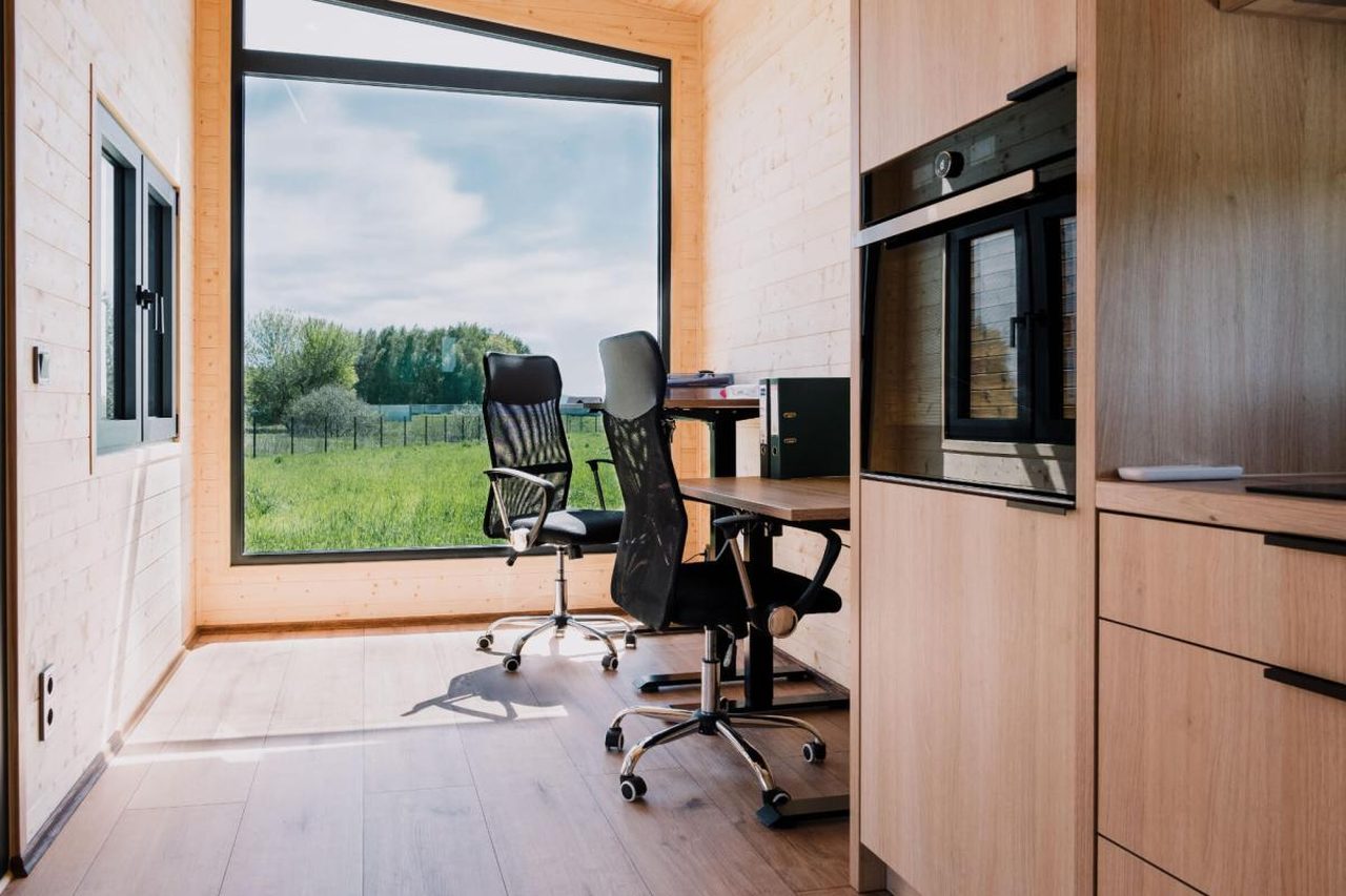 Taunus Tiny House-spacious living room can serve as home office